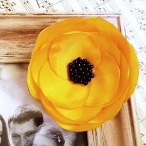 Yellow brooch Yellow flower pin Yellow poppy corsage pin Mother of bride brooch Yellow Hairpiece wedding pin Yellow Mother of groom pin