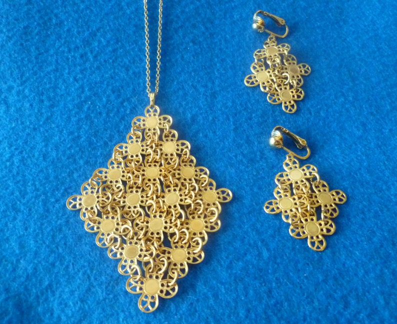 Vintage Sarah Coventry Golden Petals Flexible Mesh Goldtone Flower Choker Necklace and Clip On Earrings Demi Parure