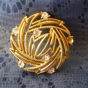 Vintage Lisner Textured and Polished Goldtone Ribbon, Rhinestone Geometric Circle Pin