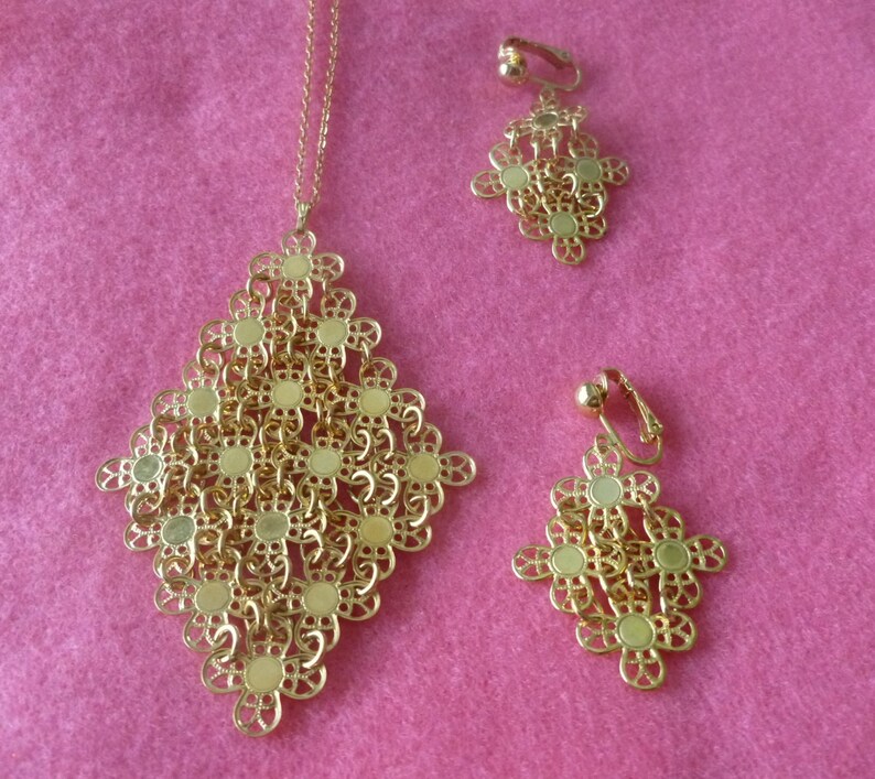 Vintage Sarah Coventry Golden Petals Flexible Mesh Goldtone Flower Choker Necklace and Clip On Earrings Demi Parure