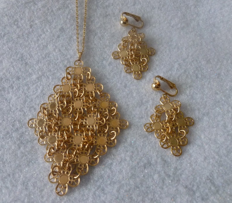 Vintage Sarah Coventry Golden Petals Flexible Mesh Goldtone Flower Choker Necklace and Clip On Earrings Demi Parure
