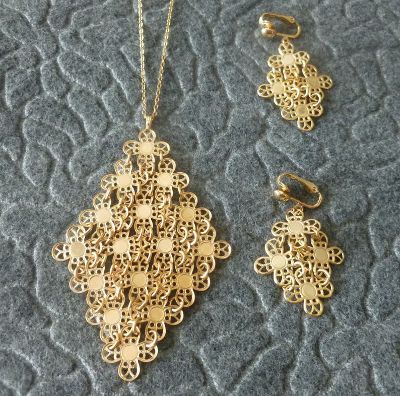 Vintage Sarah Coventry Golden Petals Flexible Mesh Goldtone Flower Choker Necklace and Clip On Earrings Demi Parure