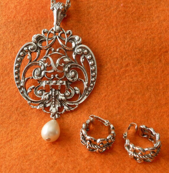 Vintage Avon Scrolled, Filigree Silvertone Medall… - image 4