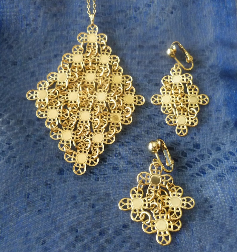 Vintage Sarah Coventry Golden Petals Flexible Mesh Goldtone Flower Choker Necklace and Clip On Earrings Demi Parure