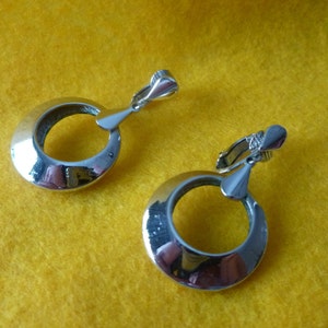 Vintage L.H. Segal California Polished Silvertone Retro Circle Dangle Hoop Clip On Earrings