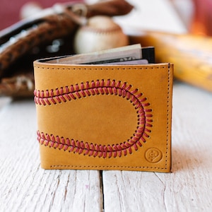 Cartera plegable de cuero marrón con forma de guante de béisbol. Un gran regalo para novio, entrenador, jugador, árbitro o esposo para cumpleaños, Navidad o el Día del Padre.