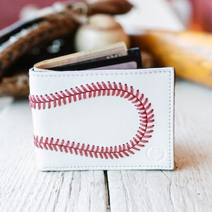 Cartera plegable de piel auténtica para béisbol. Un gran regalo para novio, entrenador, jugador, árbitro o marido para cumpleaños, Navidad o el Día del Padre. imagen 1