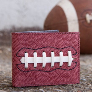 Genuine Football Leather Bifold Wallet con cordones. Gran regalo para novio, entrenador, jugador, esposo para cumpleaños, Navidad, Día del Padre