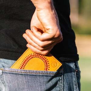 Cartera plegable de cuero marrón con forma de guante de béisbol. Un gran regalo para novio, entrenador, jugador, árbitro o esposo para cumpleaños, Navidad o el Día del Padre. imagen 5