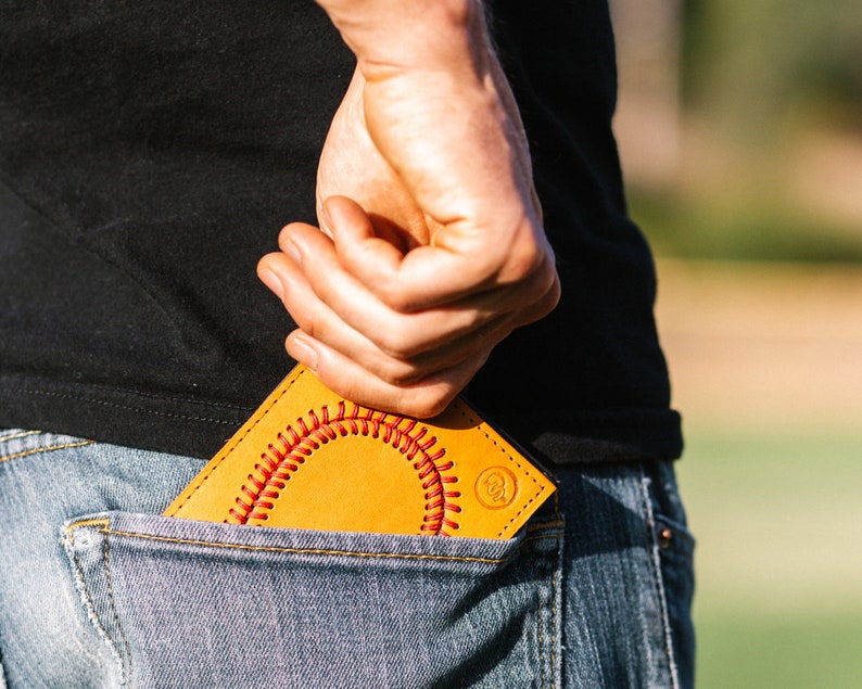 Cartera plegable de cuero marrón con forma de guante de béisbol. Un gran regalo para novio, entrenador, jugador, árbitro o esposo para cumpleaños, Navidad o el Día del Padre. imagen 5