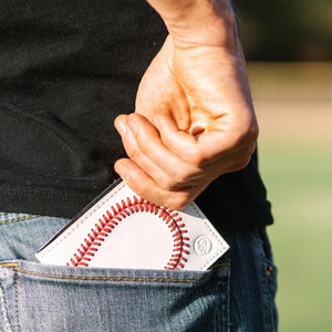 Cartera plegable de piel auténtica para béisbol. Un gran regalo para novio, entrenador, jugador, árbitro o marido para cumpleaños, Navidad o el Día del Padre. imagen 7