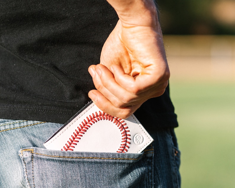 Cartera plegable de piel auténtica para béisbol. Un gran regalo para novio, entrenador, jugador, árbitro o marido para cumpleaños, Navidad o el Día del Padre. imagen 7