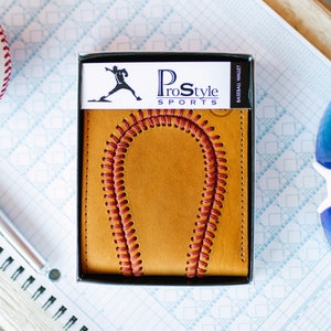Cartera plegable de cuero marrón con forma de guante de béisbol. Un gran regalo para novio, entrenador, jugador, árbitro o esposo para cumpleaños, Navidad o el Día del Padre. imagen 2