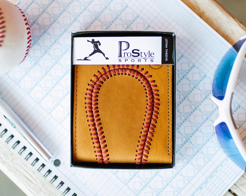 Cartera plegable de cuero marrón con forma de guante de béisbol. Un gran regalo para novio, entrenador, jugador, árbitro o esposo para cumpleaños, Navidad o el Día del Padre. imagen 2