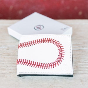 Cartera plegable de piel auténtica para béisbol. Un gran regalo para novio, entrenador, jugador, árbitro o marido para cumpleaños, Navidad o el Día del Padre. imagen 4