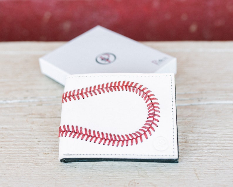 Cartera plegable de piel auténtica para béisbol. Un gran regalo para novio, entrenador, jugador, árbitro o marido para cumpleaños, Navidad o el Día del Padre. imagen 4