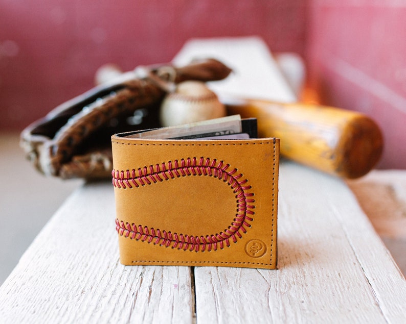 Cartera plegable de cuero marrón con forma de guante de béisbol. Un gran regalo para novio, entrenador, jugador, árbitro o esposo para cumpleaños, Navidad o el Día del Padre. imagen 1