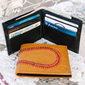 Cartera plegable de cuero marrón con forma de guante de béisbol. Un gran regalo para novio, entrenador, jugador, árbitro o esposo para cumpleaños, Navidad o el Día del Padre. imagen 4