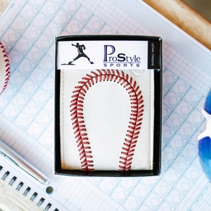 Cartera plegable de piel auténtica para béisbol. Un gran regalo para novio, entrenador, jugador, árbitro o marido para cumpleaños, Navidad o el Día del Padre. imagen 3