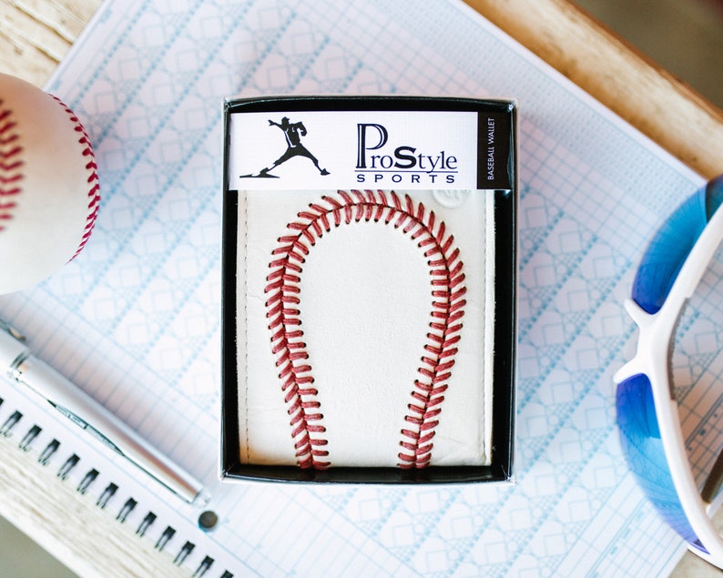 Cartera plegable de piel auténtica para béisbol. Un gran regalo para novio, entrenador, jugador, árbitro o marido para cumpleaños, Navidad o el Día del Padre. imagen 3