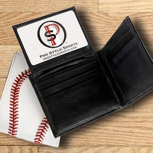 Cartera plegable de piel auténtica para béisbol. Un gran regalo para novio, entrenador, jugador, árbitro o marido para cumpleaños, Navidad o el Día del Padre. Wallet w/ ID holder