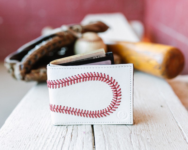 Cartera plegable de piel auténtica para béisbol. Un gran regalo para novio, entrenador, jugador, árbitro o marido para cumpleaños, Navidad o el Día del Padre. imagen 1