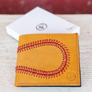Cartera plegable de cuero marrón con forma de guante de béisbol. Un gran regalo para novio, entrenador, jugador, árbitro o esposo para cumpleaños, Navidad o el Día del Padre. imagen 3