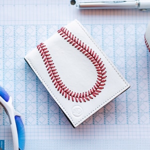 Cartera plegable de piel auténtica para béisbol. Un gran regalo para novio, entrenador, jugador, árbitro o marido para cumpleaños, Navidad o el Día del Padre. imagen 2