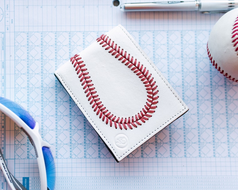 Cartera plegable de piel auténtica para béisbol. Un gran regalo para novio, entrenador, jugador, árbitro o marido para cumpleaños, Navidad o el Día del Padre. imagen 2