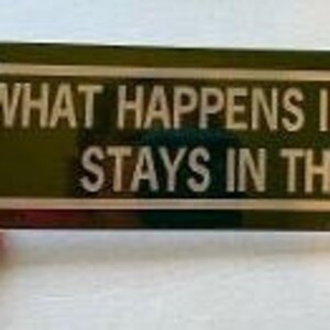 Was passiert im Garten bleibt im Garten Lustige Hof Zeichen 3 x 12 Zoll Aluminium Metall Schild