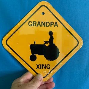 Abuelo (tractor) Xing Letrero divertido Cruce Letrero de aluminio para casa de jardín de metal de 6 x 6 pulgadas