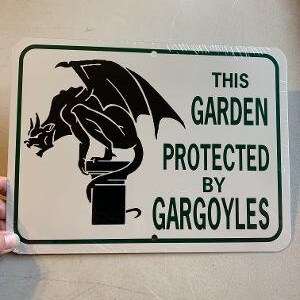 Ce jardin protégé par des gargouilles GRAND Drôle signe 9x12 pouces Aluminium métal cour signe