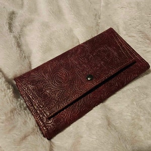 Cartera "Arquitecto" de vinilo floral burdeos hecha a mano