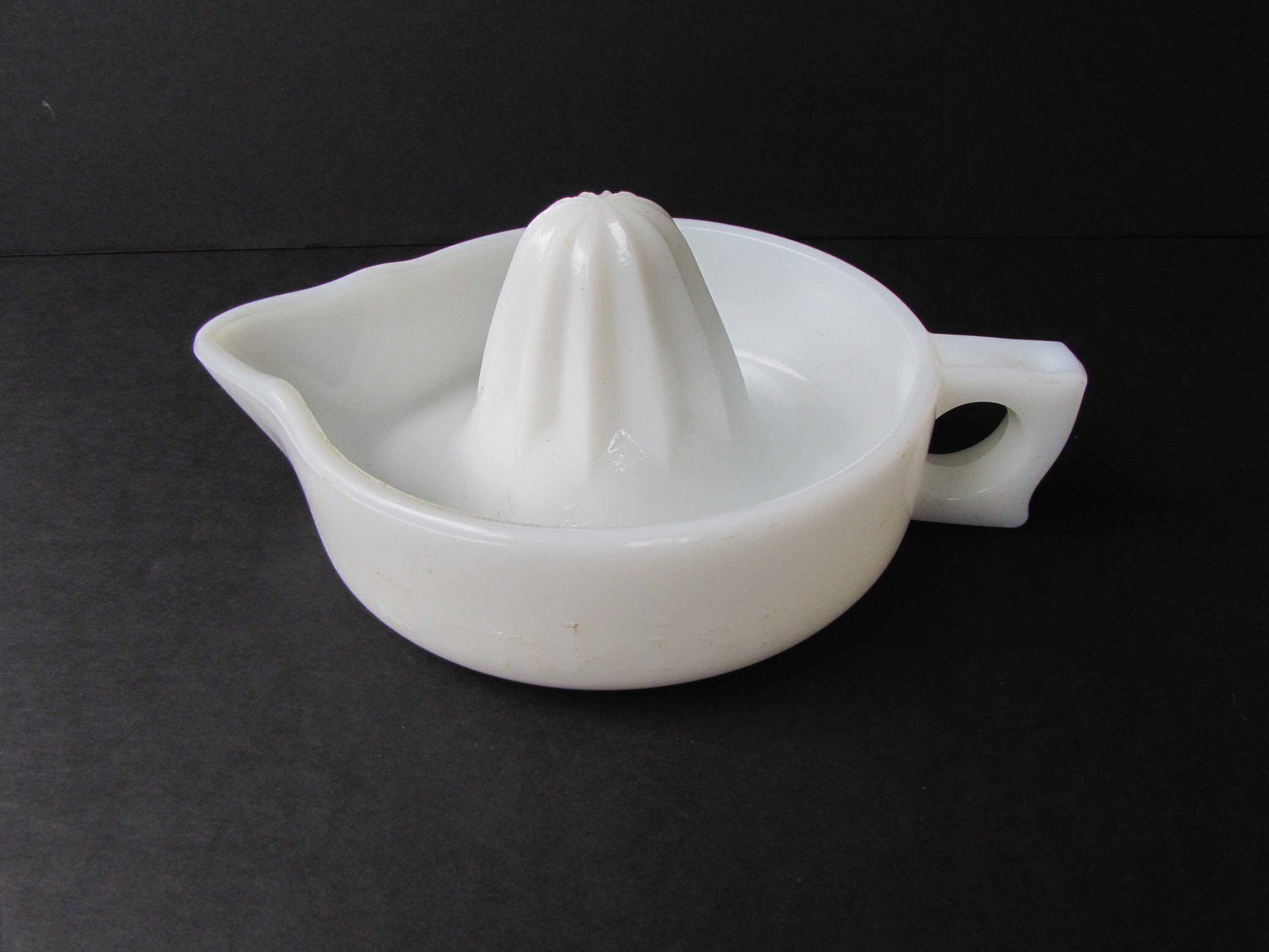 68764’ NO No chips Sunkist white milk glass Manual juicer from 1960 Mint condition dings etc PAT 68764’ NO No chips Sunkist white milk glass Manual juicer from 1960 Mint condition dings etc PAT