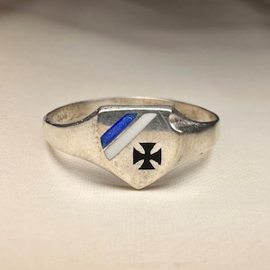 Antyczny niemiecki srebrny pierścień sygnetowy: czarny krzyż emaliowany, rozmiar amerykański 11 1/4
