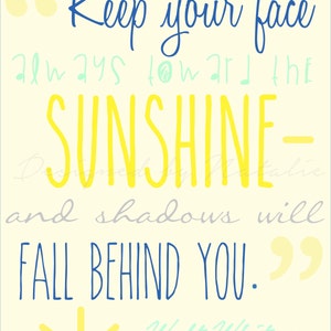 Può includere: Una citazione ispiratrice gialla e blu su uno sfondo crema. La citazione recita "Tieni sempre il viso rivolto verso il sole - e le ombre rimarranno indietro." La citazione è attribuita a Walt Whitman.