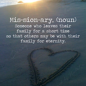 以下が含まれることがあります： ビーチの砂浜に描かれたハートと、"Mis-sion-ary, (noun) Someone who leaves their family for a short time so that others may be with their family for eternity."というテキスト
