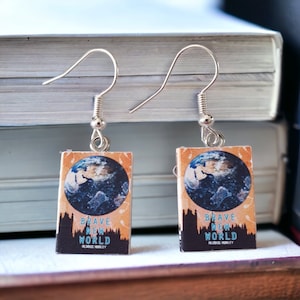 Pendientes de libro diminutos del nuevo mundo feliz