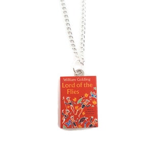 Collar de la novela El señor de las moscas