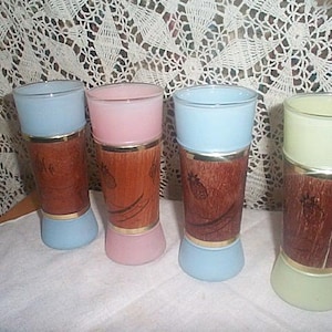 4 SiestaWare drinkglazen in mid-century modern stijl met matte afwerking en houten frame, in Hawaïaanse lua beach pool tiki-thema.