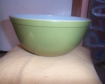 Vintage Pyrex  Avocado Verde Green  Mixing bowl  2  1/2 qt  gently used