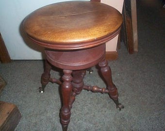 Antiker Klavierhocker mit Klauenfüßen aus Glas und drehbarer Sitzfläche, massives Walnussholz, 1880er Jahre