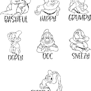 Può includere: Disegno a tratto in bianco e nero di sette nani dei cartoni animati, ognuno con un'espressione e un nome unici. I nomi includono Bashful, Happy, Grumpy, Dopey, Doc, Sneezy e Sleepy, scritti in un font stilizzato sotto ogni personaggio.