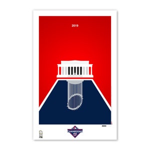 Puede incluir: Un p&oacute;ster gr&aacute;fico rojo y azul con una silueta blanca del Monumento a Washington y un bate de b&eacute;isbol en un c&iacute;rculo. El texto "2019" est&aacute; en la parte superior del p&oacute;ster. El texto "WORLD SERIES CHAMPIONS" y un logotipo "W" est&aacute;n en la parte inferior del p&oacute;ster.