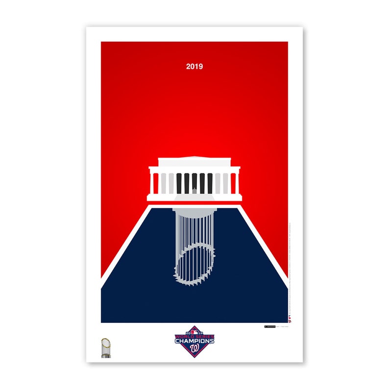 Puede incluir: Un p&oacute;ster gr&aacute;fico rojo y azul con una silueta blanca del Monumento a Washington y un bate de b&eacute;isbol en un c&iacute;rculo. El texto "2019" est&aacute; en la parte superior del p&oacute;ster. El texto "WORLD SERIES CHAMPIONS" y un logotipo "W" est&aacute;n en la parte inferior del p&oacute;ster.