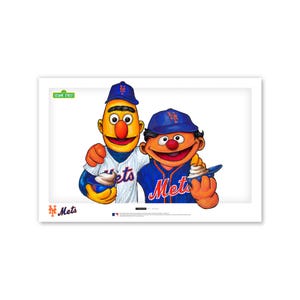 Puede incluir: Una impresi&oacute;n de Barrio S&eacute;samo con Bert y Ernie con uniformes de b&eacute;isbol de los Mets de Nueva York. Bert lleva una camiseta a rayas blancas y azules, y Ernie una camiseta azul. Ambos sostienen un postre. El logo de los Mets es visible.