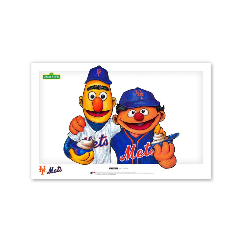 Puede incluir: Una impresi&oacute;n de Barrio S&eacute;samo con Bert y Ernie con uniformes de b&eacute;isbol de los Mets de Nueva York. Bert lleva una camiseta a rayas blancas y azules, y Ernie una camiseta azul. Ambos sostienen un postre. El logo de los Mets es visible.