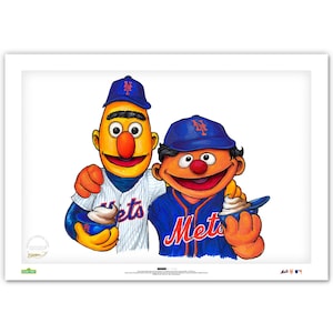 Puede incluir: Ilustraci&oacute;n de dos personajes de Barrio S&eacute;samo con uniformes y gorras de b&eacute;isbol de los Mets de Nueva York. Uno lleva una camiseta a rayas blancas, el otro una camiseta azul. Ambos sostienen helado.