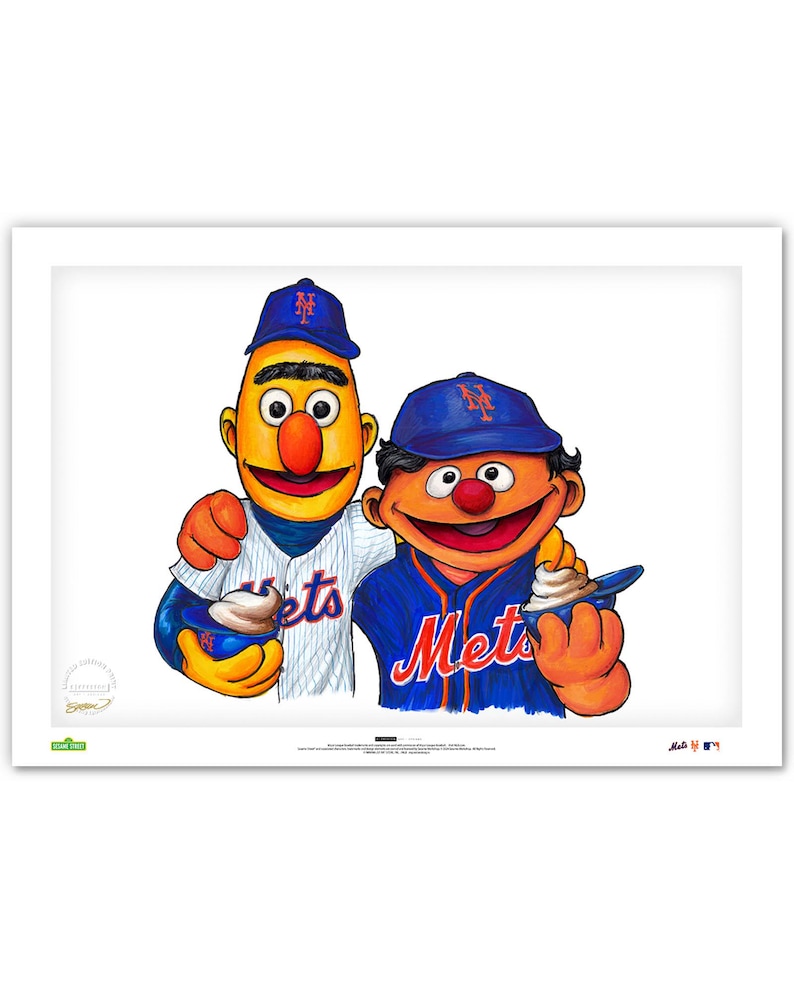 Puede incluir: Ilustraci&oacute;n de dos personajes de Barrio S&eacute;samo con uniformes y gorras de b&eacute;isbol de los Mets de Nueva York. Uno lleva una camiseta a rayas blancas, el otro una camiseta azul. Ambos sostienen helado.