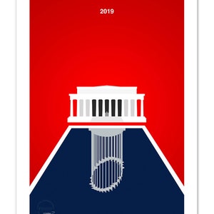 Puede incluir: Un dise&ntilde;o gr&aacute;fico rojo y azul con un edificio blanco con columnas y un estadio de b&eacute;isbol. El texto "2019" est&aacute; en la parte superior del dise&ntilde;o.